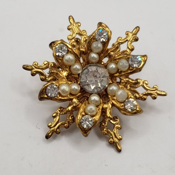 Elegant Golden Rhinestone Pearl Snowflake Brooch - Picture 8 of 9